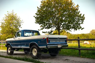Ford F-100 Ranger XLT 4x4 Highboy 1975 — Légende americana V8 460 cui restaurée — vista posteriore
