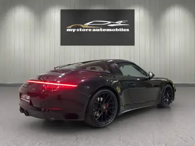 Porsche 911 Targa 4 GTS — Cabriolet sport légendaire, 450 ch et toit rétractable — détail