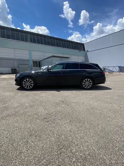 Mercedes-Benz E 200 4matic Break — Hybrid essence, 211 ch, transmission intégrale — côté