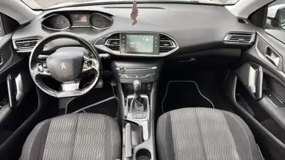 Peugeot 308 1.6 BlueHDi Style — Berline fiable, faible consommation, MFK frais — side view