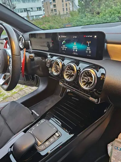 Mercedes-Benz CLA 200 AMG Line — Élégance sportive et technologie premium — interni