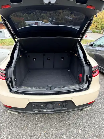 Porsche Macan 252 ch — SUV premium turbo révisé, finition beige élégante — dashboard