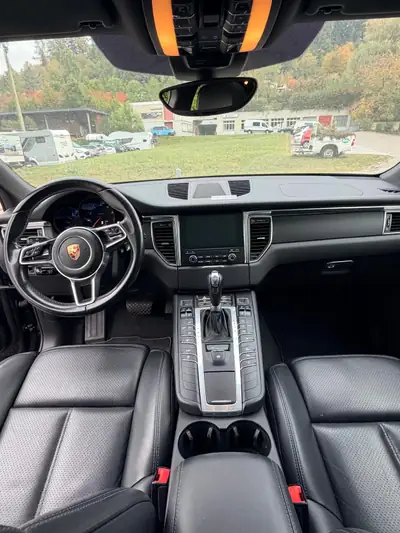 Porsche Macan 252 ch — SUV premium turbo révisé, finition beige élégante — interior