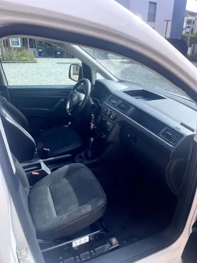 VW Caddy 1.6 TDI 102 — Utilitaire polyvalent, embrayage neuf, navigation intégrée — Miniatura 9