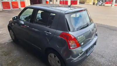 Suzuki Swift 1.3 GL 4WD — Citadine polyvalente et économe, transmission révisée — Heckansicht