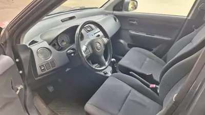 Suzuki Swift 1.3 GL 4WD — Citadine polyvalente et économe, transmission révisée — Innenraum