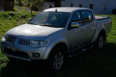 Mitsubishi L200 D-Cab 2.5 DiD 4x4 — Pickup robuste 178 ch, transmission manuelle — fianco