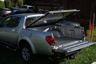 Mitsubishi L200 D-Cab 2.5 DiD 4x4 — Pickup robuste 178 ch, transmission manuelle — interni