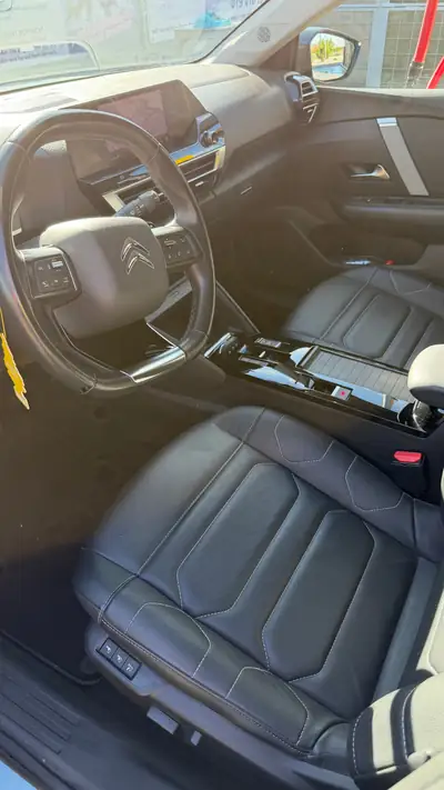 Citroën C4 1.5 BlueHDi Shine — Berline élégante, diesel économe, première main — intérieur