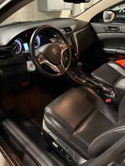 Suzuki Kizashi 2.4 VVT Sport — Berline 4x4 spacieuse, 87000 km, équipée Alpine — Armaturenbrett