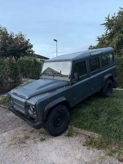 Land Rover Defender 2.4 TDi SW — 4x4 robuste et spacieux, entretien complet — vista esterna