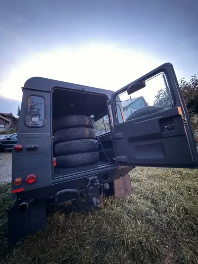 Land Rover Defender 2.4 TDi SW — 4x4 robuste et spacieux, entretien complet — interni