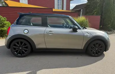 MINI Cooper S 2.0 Steptronic — Sportive urbaine avec équipements premium et faible kilométrage — side view
