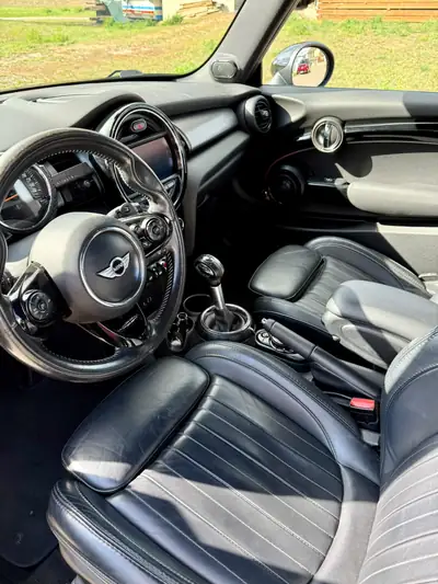 MINI Cooper S 2.0 Steptronic — Sportive urbaine avec équipements premium et faible kilométrage — dashboard