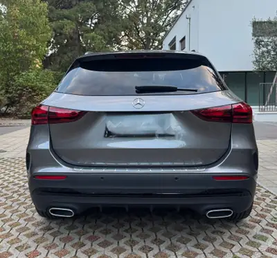 Mercedes-Benz GLA 200 AMG Line — SUV hybride mild, toit panoramique, moins de 23 000 km — intérieur