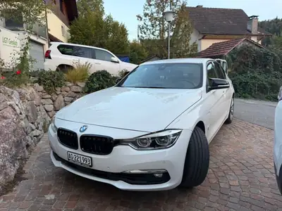 BMW 330e — Berline hybride rechargeable, 120 000 km, excellent état — vista esterna