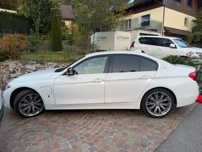 BMW 330e — Berline hybride rechargeable, 120 000 km, excellent état — fianco