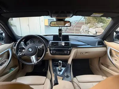 BMW 330e — Berline hybride rechargeable, 120 000 km, excellent état — vista posteriore
