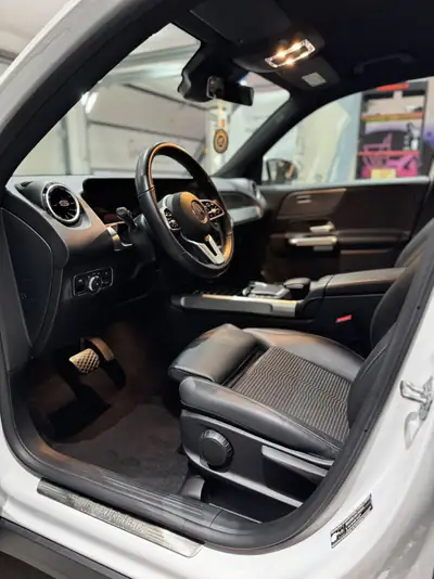 Mercedes-Benz GLB 200 4Matic — SUV compact polyvalent, 53000 km, entretien 6 ans inclus — interior