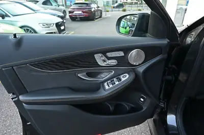 Mercedes-Benz GLC 63 AMG Coupé — Le dernier V8 biturbo, 510 ch pure performance — Miniatura 17