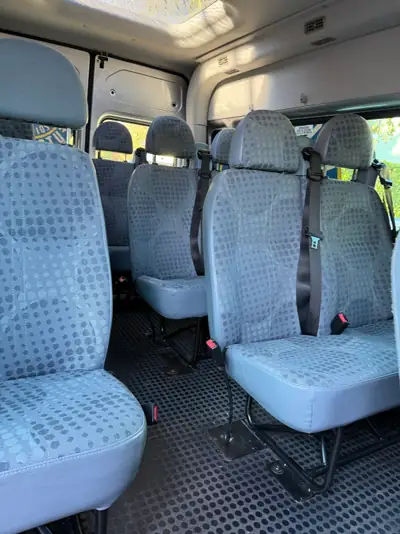 Ford Transit 350 L TCDI — Utilitaire spacieux 14 places, moteur fiable diesel — intérieur
