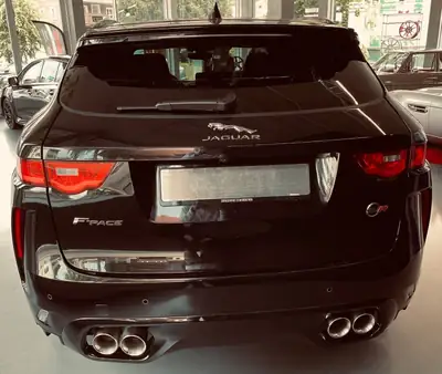 Jaguar F-Pace SVR V8 — Monstre de puissance 550 ch, inspections à jour — rear view