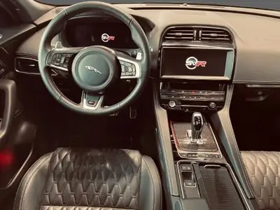 Jaguar F-Pace SVR V8 — Monstre de puissance 550 ch, inspections à jour — interior