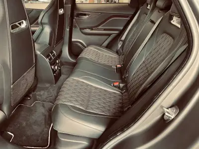 Jaguar F-Pace SVR V8 — Monstre de puissance 550 ch, inspections à jour — dashboard