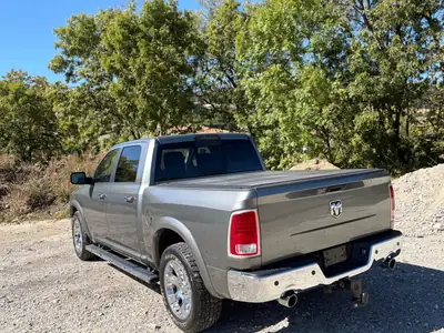 Dodge Ram 1500 Laramie — Pick-up muscle américain, transmission automatique, 72 500 km — side view