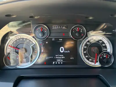 Dodge Ram 1500 Laramie — Pick-up muscle américain, transmission automatique, 72 500 km — dashboard