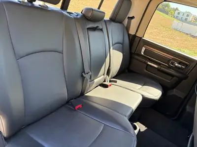 Dodge Ram 1500 Laramie — Pick-up muscle américain, transmission automatique, 72 500 km — interior