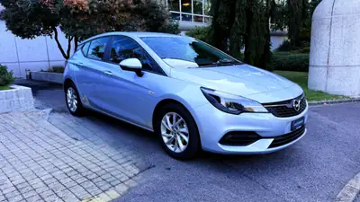 Opel Astra 1.2i Turbo Elegance — Berline fiable, entretien certifié, excellent état — fianco