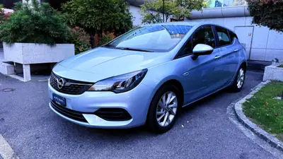 Opel Astra 1.2i Turbo Elegance — Berline fiable, entretien certifié, excellent état — vista posteriore