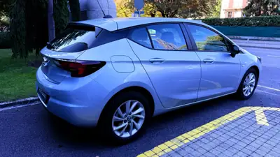 Opel Astra 1.2i Turbo Elegance — Berline fiable, entretien certifié, excellent état — cruscotto