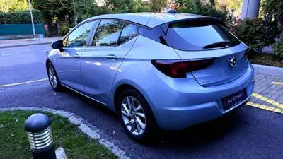 Opel Astra 1.2i Turbo Elegance — Berline fiable, entretien certifié, excellent état — dettaglio