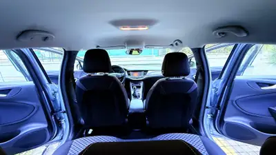 Opel Astra 1.2i Turbo Elegance — Berline fiable, entretien certifié, excellent état — Miniatura 7