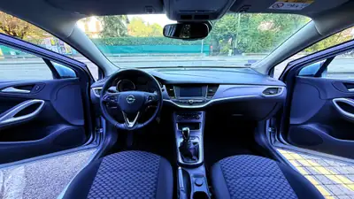 Opel Astra 1.2i Turbo Elegance — Berline fiable, entretien certifié, excellent état — Miniatura 8
