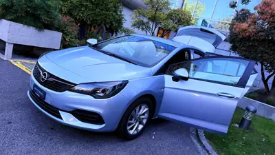 Opel Astra 1.2i Turbo Elegance — Berline fiable, entretien certifié, excellent état — Miniatura 13