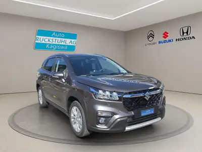 Suzuki S-Cross 1.4 T Piz Sulai Hybrid 4x4 — SUV compact polyvalent, technologie hybride et traction intégrale — Seitenansicht