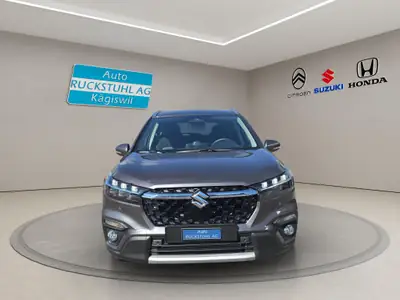 Suzuki S-Cross 1.4 T Piz Sulai Hybrid 4x4 — SUV compact polyvalent, technologie hybride et traction intégrale — Heckansicht