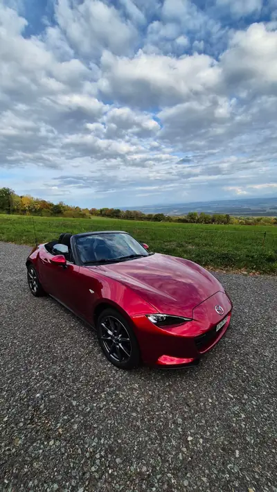 Mazda MX-5 2.0 Revolution — Cabriolet sportif essence, 73'000 km, rouge métallisé — exterior view