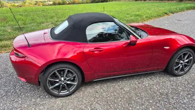 Mazda MX-5 2.0 Revolution — Cabriolet sportif essence, 73'000 km, rouge métallisé — rear view