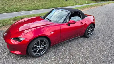 Mazda MX-5 2.0 Revolution — Cabriolet sportif essence, 73'000 km, rouge métallisé — interior