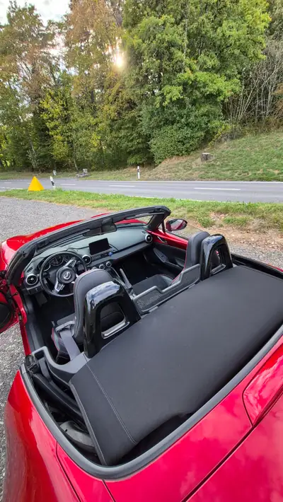 Mazda MX-5 2.0 Revolution — Cabriolet sportif essence, 73'000 km, rouge métallisé — detail