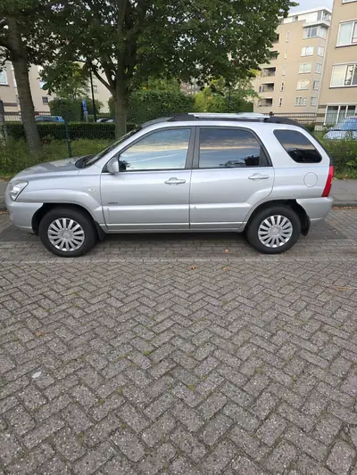Kia Sportage V6 4WD — SUV robuste 2006, moteur 175 ch et transmission automatique — vue extérieure