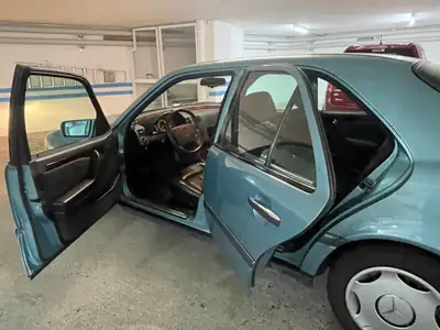 Mercedes-Benz C 200 W202 — Berline classique automatique, entretien soigné — fianco