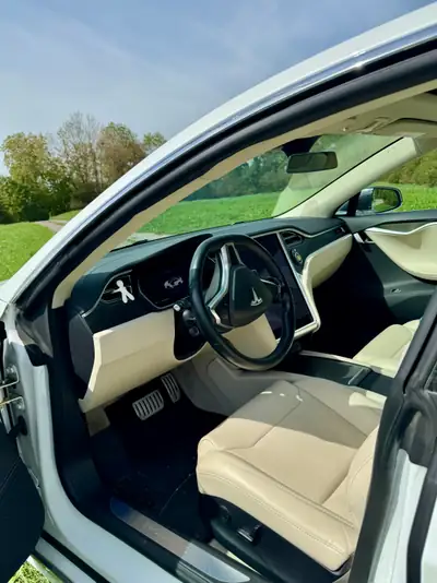 Tesla Model S 100 Performance D — Berline électrique haute performance, 120'000 km — Armaturenbrett