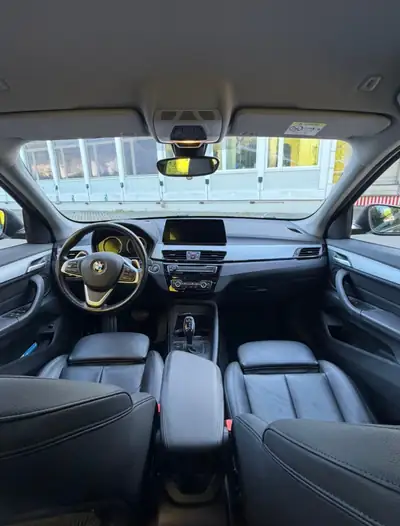 BMW X1 25i xDrive — SUV sportif 2020, entretien impeccable et équipements généreux — tableau de bord