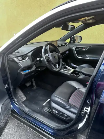 Suzuki Across 2.5 Plug-in Hybrid 4x4 — SUV rechargeable, 83 500 km, intérieur premium — Innenraum