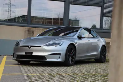 Tesla Model S Plaid 2024 — Berline électrique haute performance, faible kilométrage — fianco